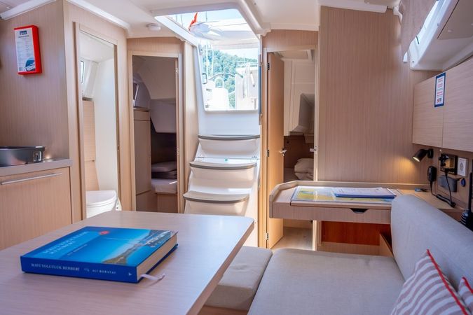 Beneteau Oceanis 38.1 | Triton 89
