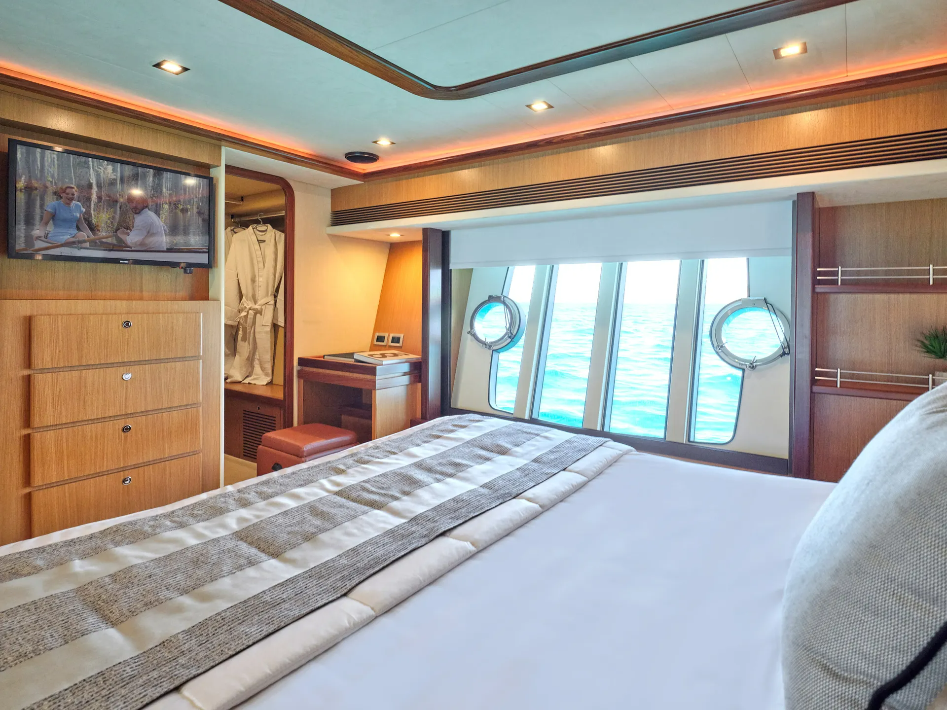 Ferretti 75 | Golden Yacht