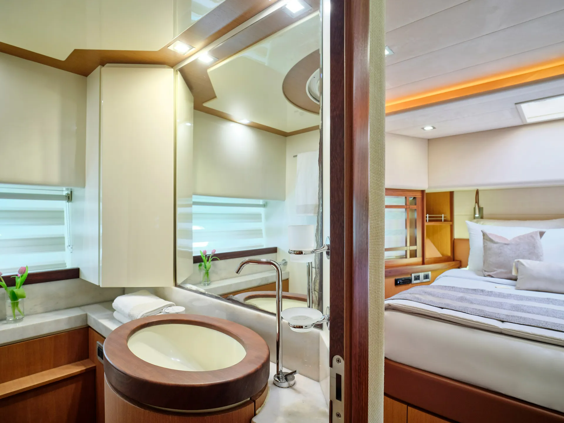 Ferretti 75 | Golden Yacht