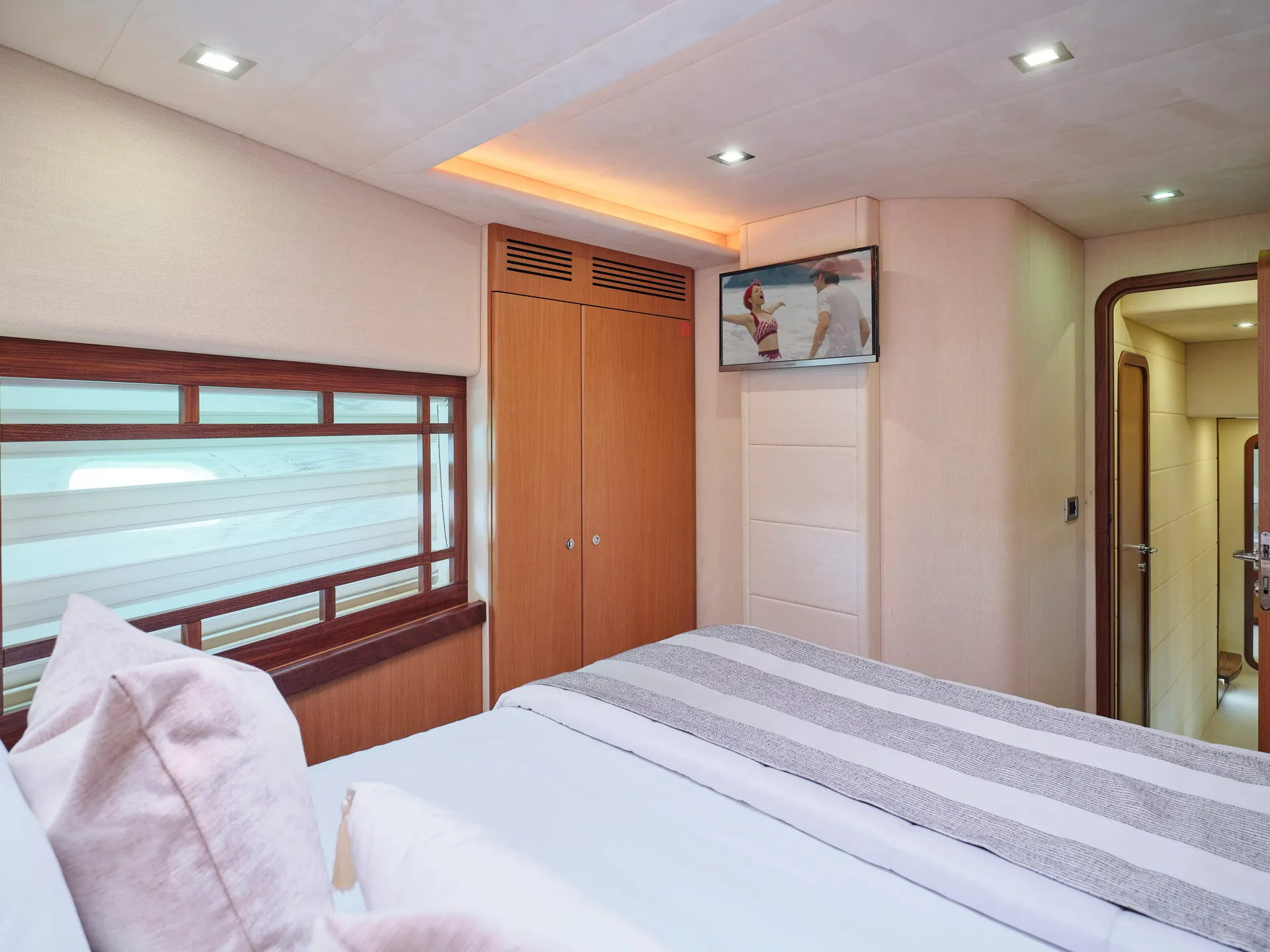 Ferretti 75 | Golden Yacht