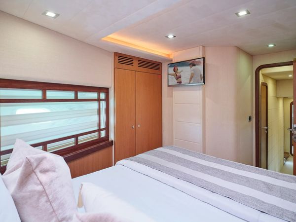 Ferretti 75 | Golden Yacht