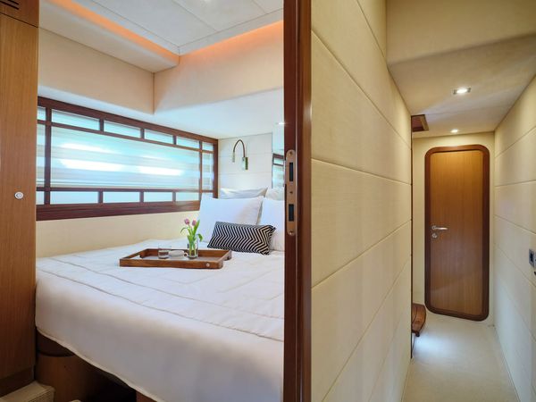 Ferretti 75 | Golden Yacht