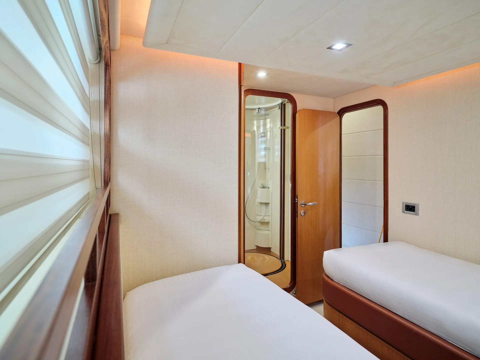 Ferretti 75 | Golden Yacht