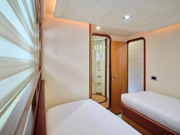 Ferretti 75 | Golden Yacht