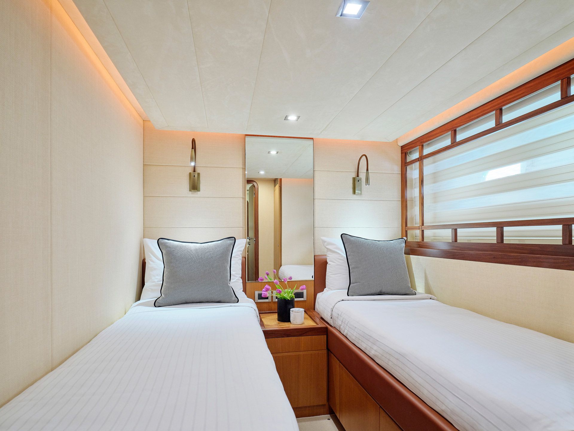 Ferretti 75 | Golden Yacht