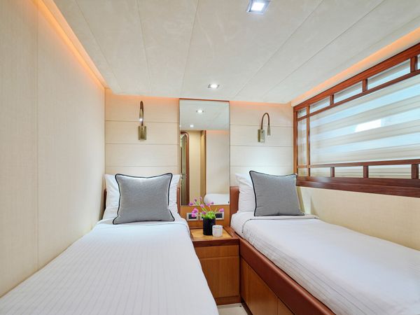 Ferretti 75 | Golden Yacht