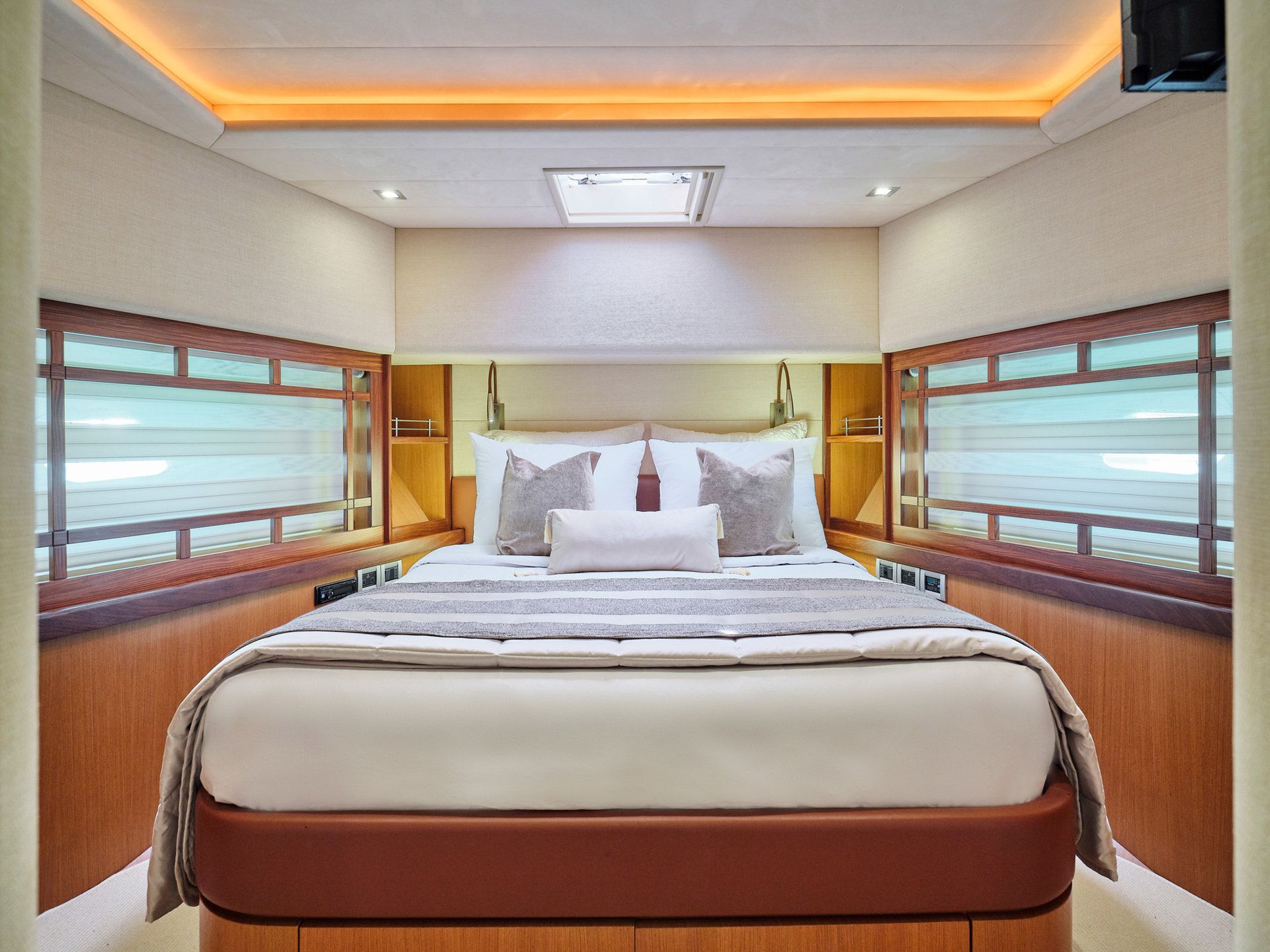 Ferretti 75 | Golden Yacht