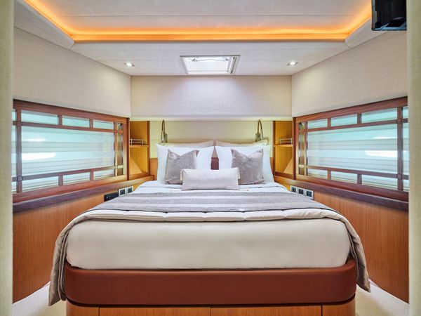 Ferretti 75 | Golden Yacht