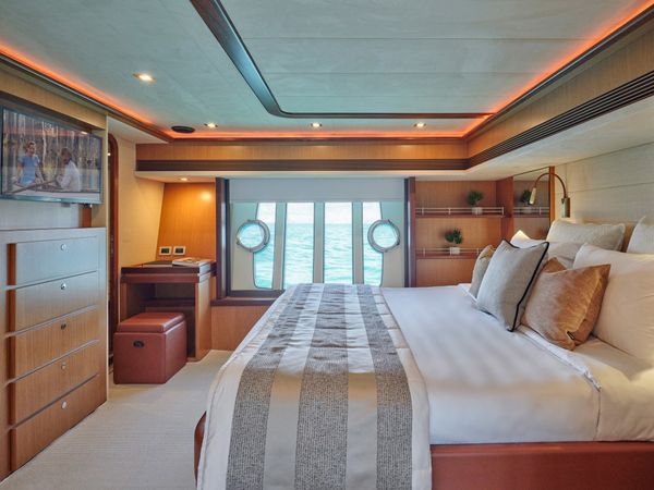 Ferretti 75 | Golden Yacht