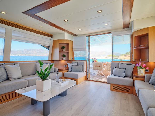 Ferretti 75 | Golden Yacht