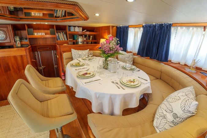 Porsius Motorsailer | White Star