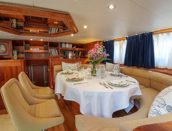 Porsius Motorsailer | White Star