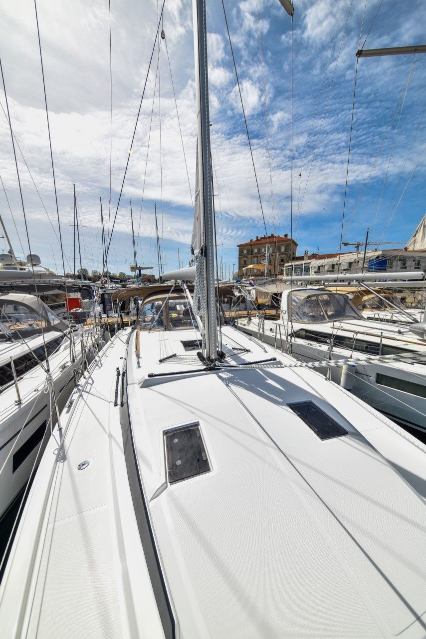 Bavaria C42 | Mauvic