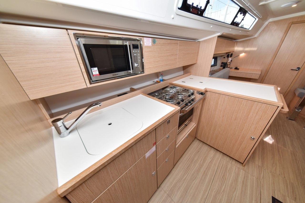 Bavaria C42 | Mauvic