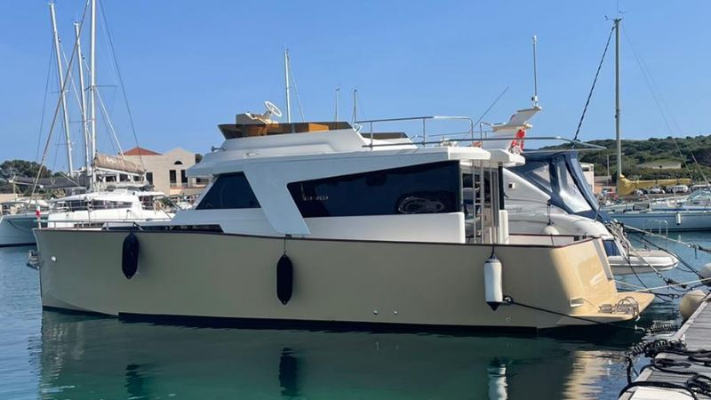 Motor yacht Artus Green 33 Garuda for rent - Italy | Boataround