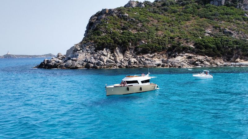 Motor yacht Artus Green 33 Garuda for rent - Italy | Boataround