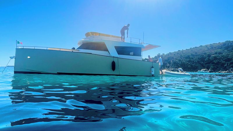 Motor yacht Artus Green 33 Garuda for rent - Italy | Boataround
