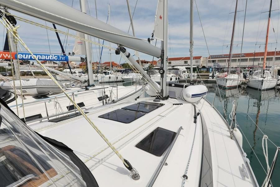 Bavaria Cruiser 37 | Spectrum