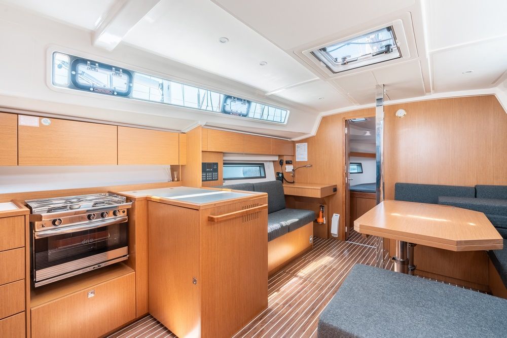 Bavaria C42 | Avra