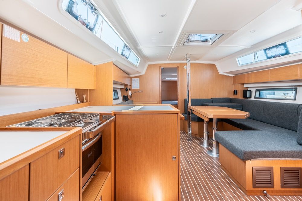 Bavaria C42 | Avra