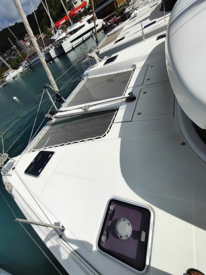Lagoon 42 | Violet