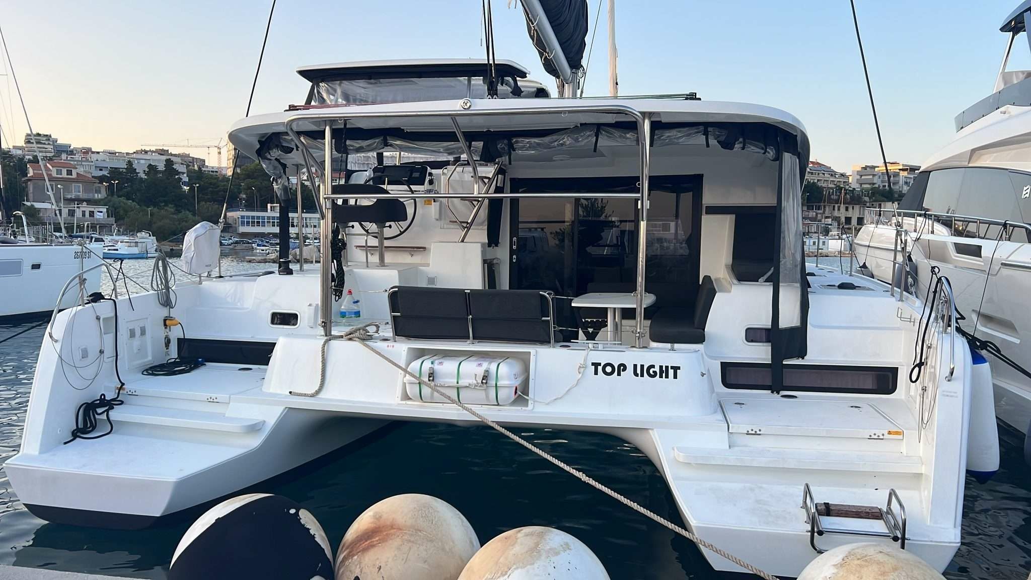 Lagoon 42 | Top Light