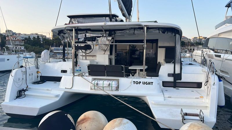 Lagoon 42 | Top Light