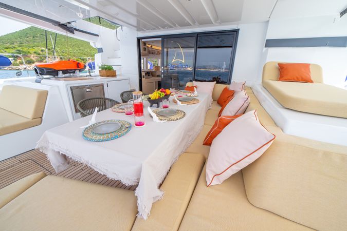 Lagoon 55 | Strafico