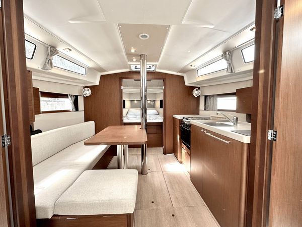 Beneteau Oceanis 38.1 | Dancefloor