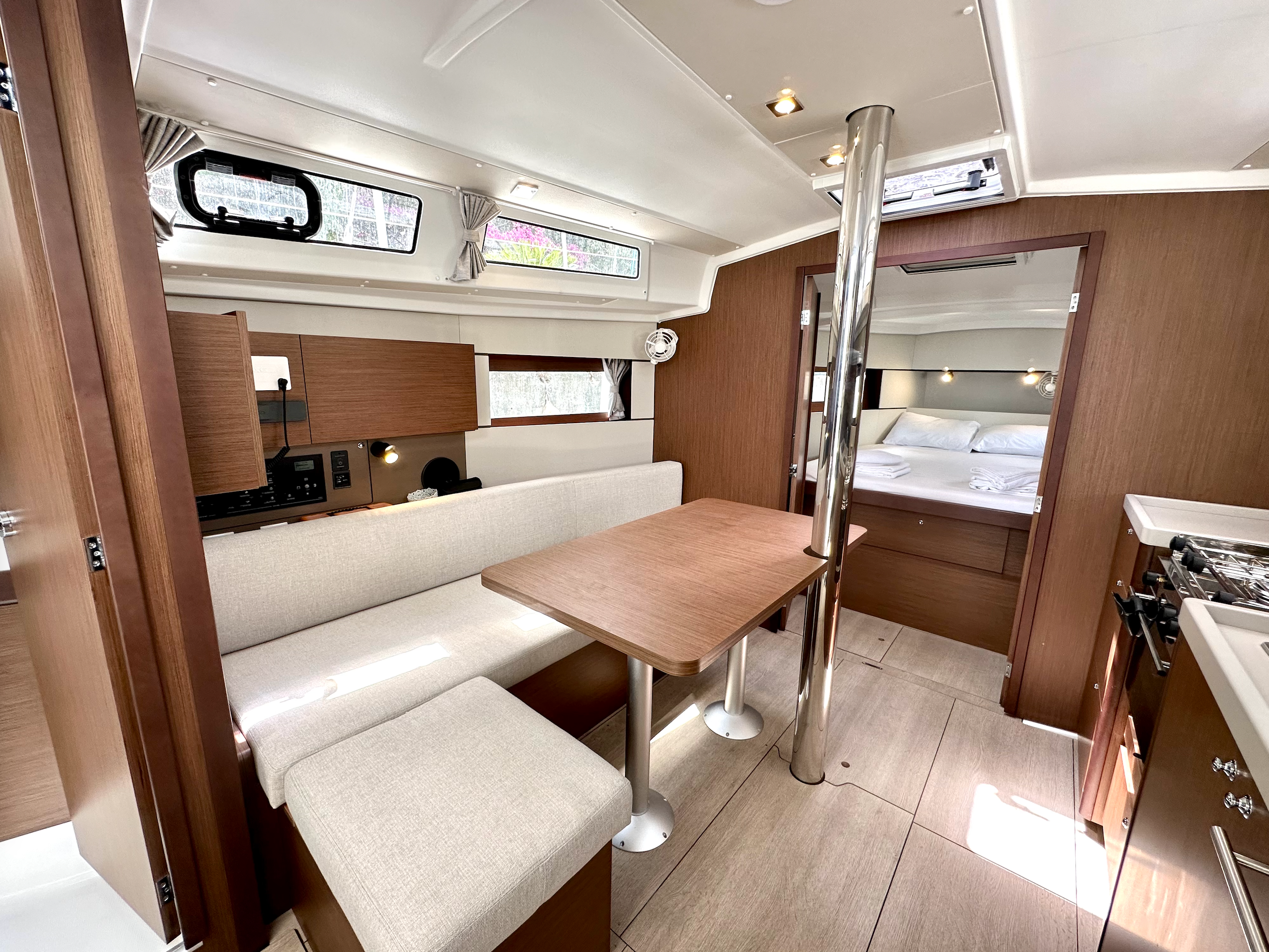 Beneteau Oceanis 38.1 | Dancefloor