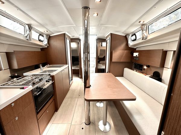 Beneteau Oceanis 38.1 | Dancefloor