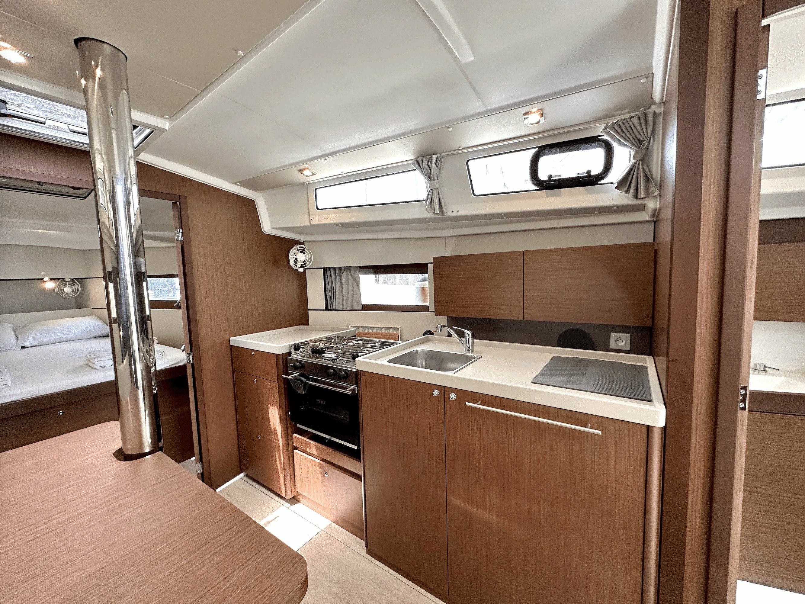 Beneteau Oceanis 38.1 | Dancefloor