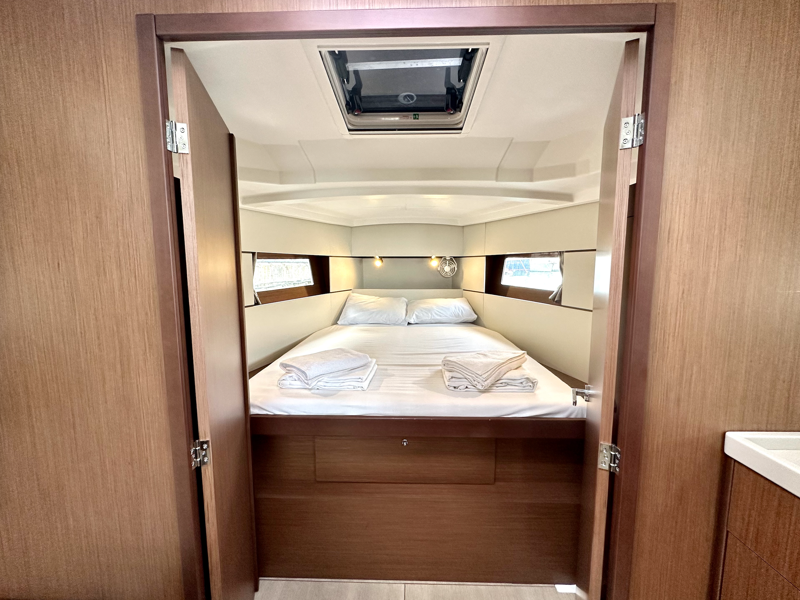 Beneteau Oceanis 38.1 | Dancefloor