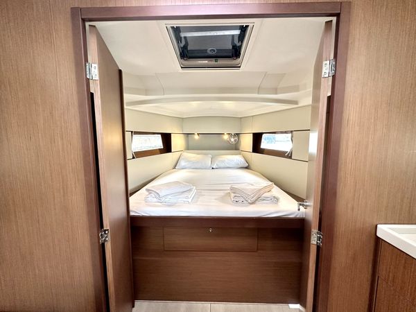 Beneteau Oceanis 38.1 | Dancefloor
