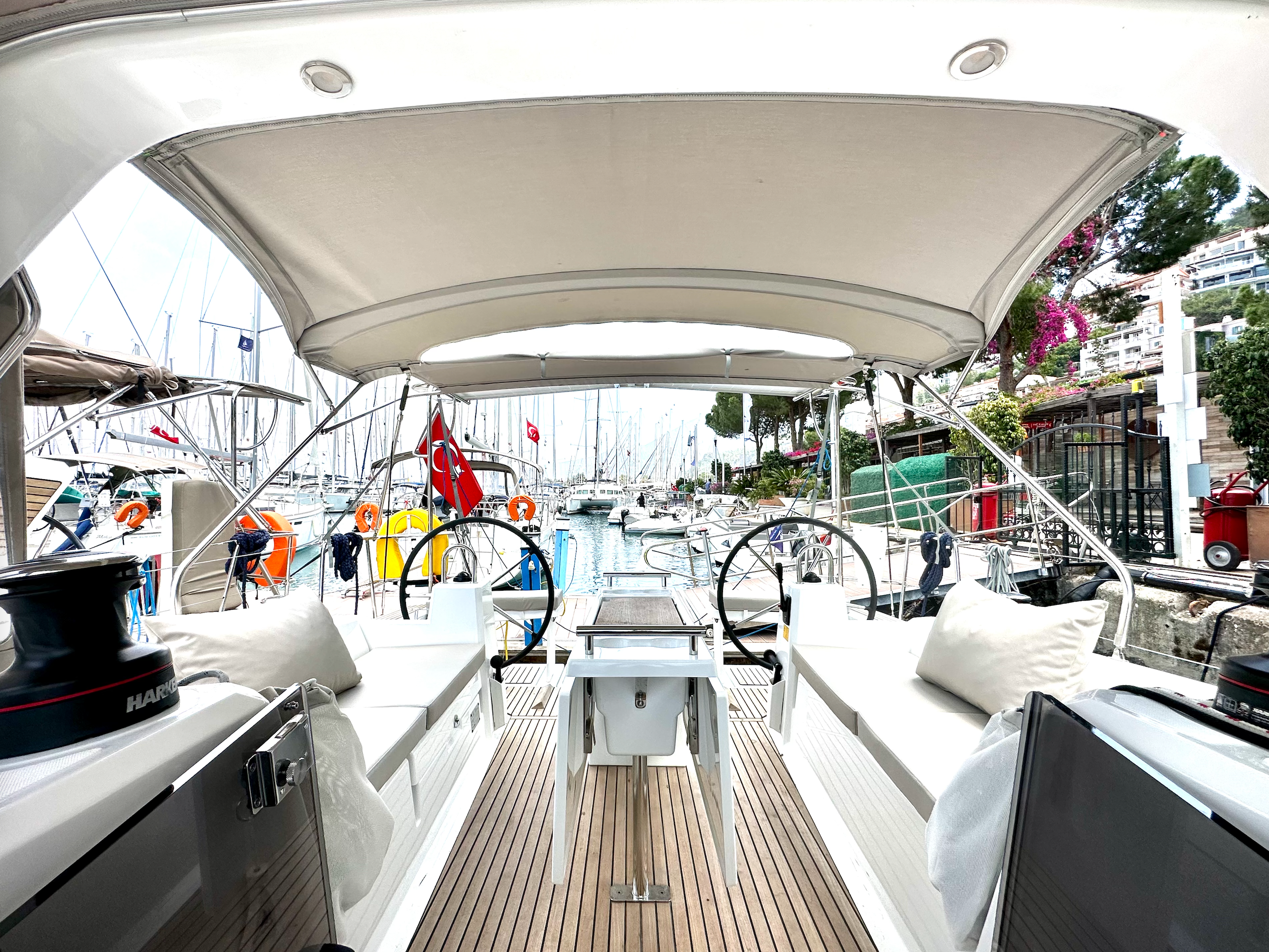 Beneteau Oceanis 38.1 | Dancefloor
