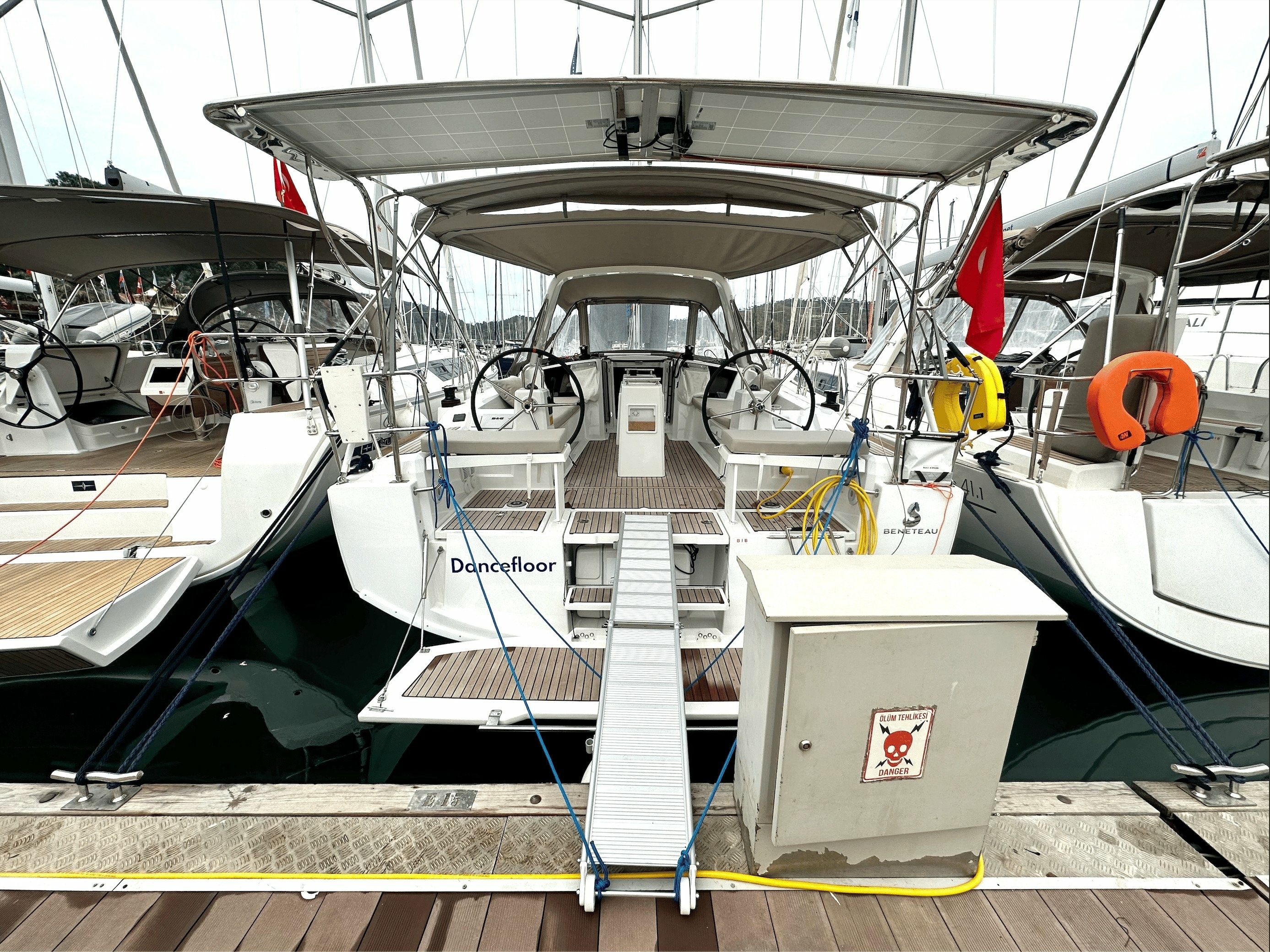 Beneteau Oceanis 38.1 | Dancefloor