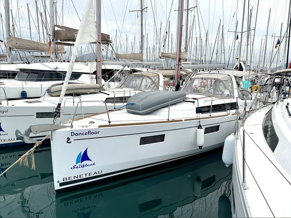 Beneteau Oceanis 38.1 | Dancefloor