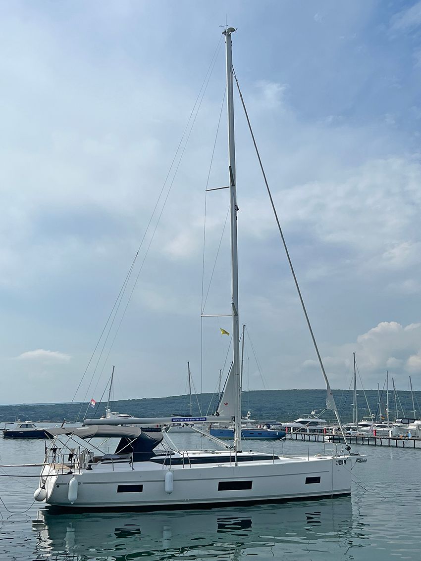 Bavaria C45 Style | Sunny