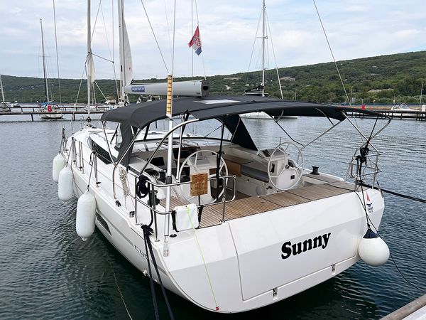 Bavaria C45 Style | Sunny