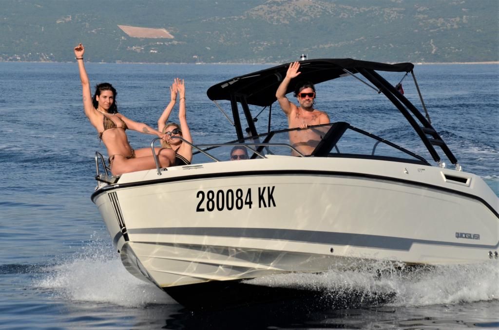 Quicksilver 675 Activ | Bowrider