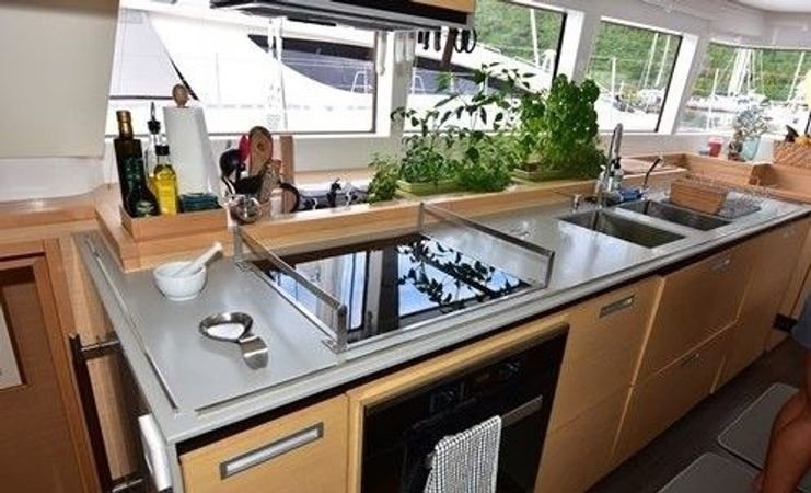 Lagoon 620 | Tiger Lily