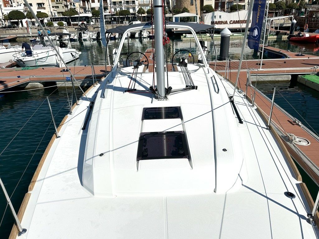 Beneteau Oceanis 38.1 | Triton