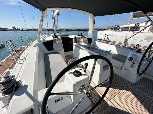 Beneteau Oceanis 38.1 | Triton