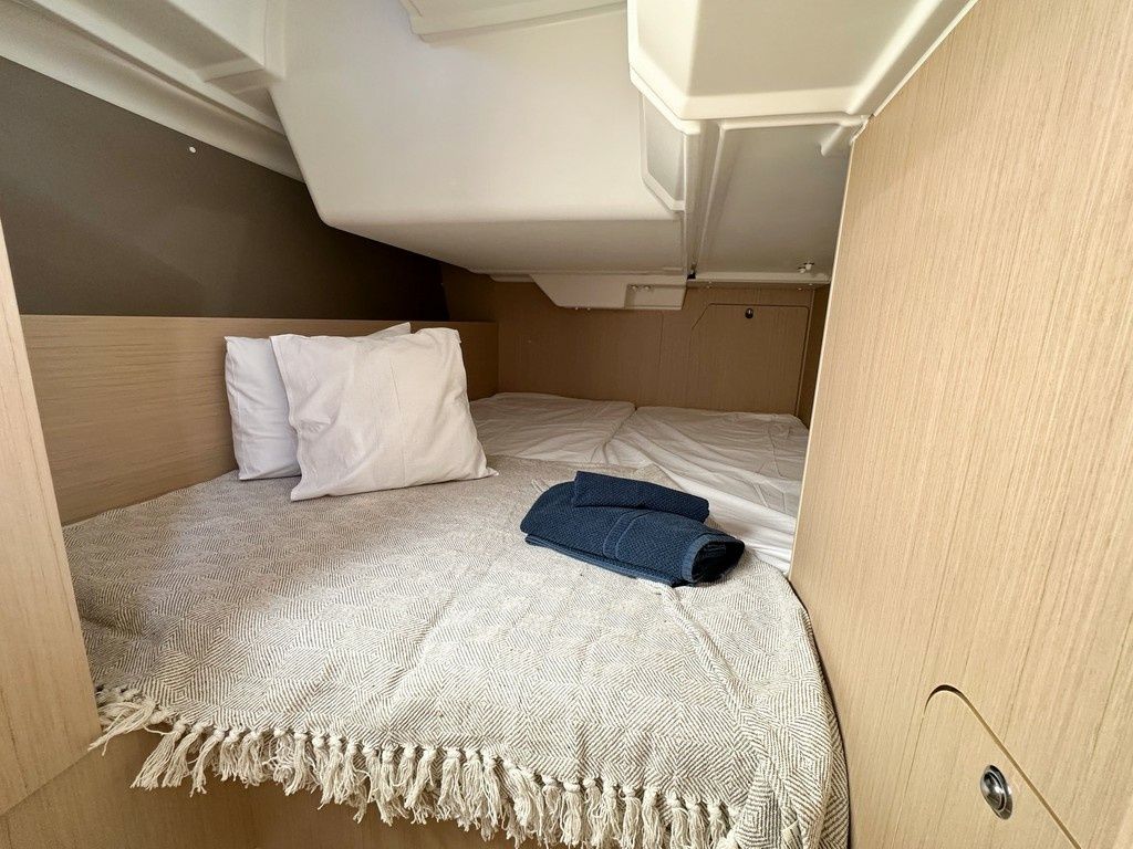 Beneteau Oceanis 38.1 | Triton