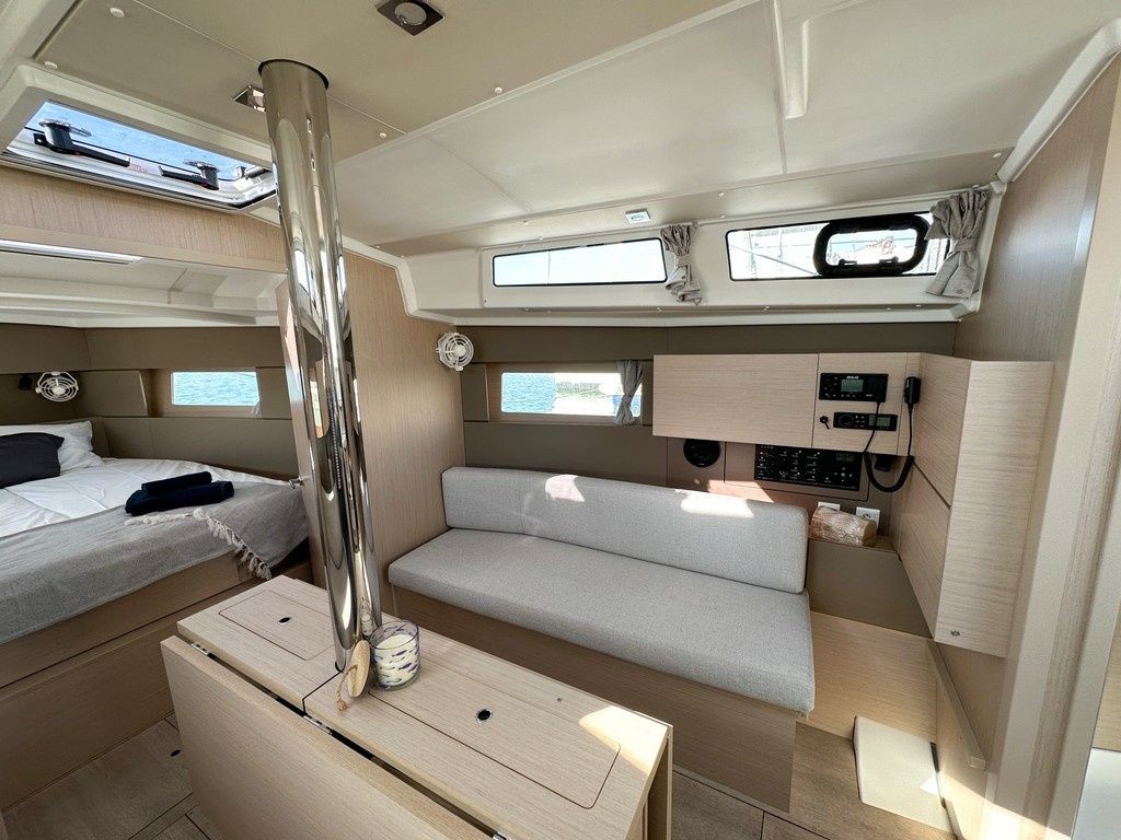 Beneteau Oceanis 38.1 | Triton
