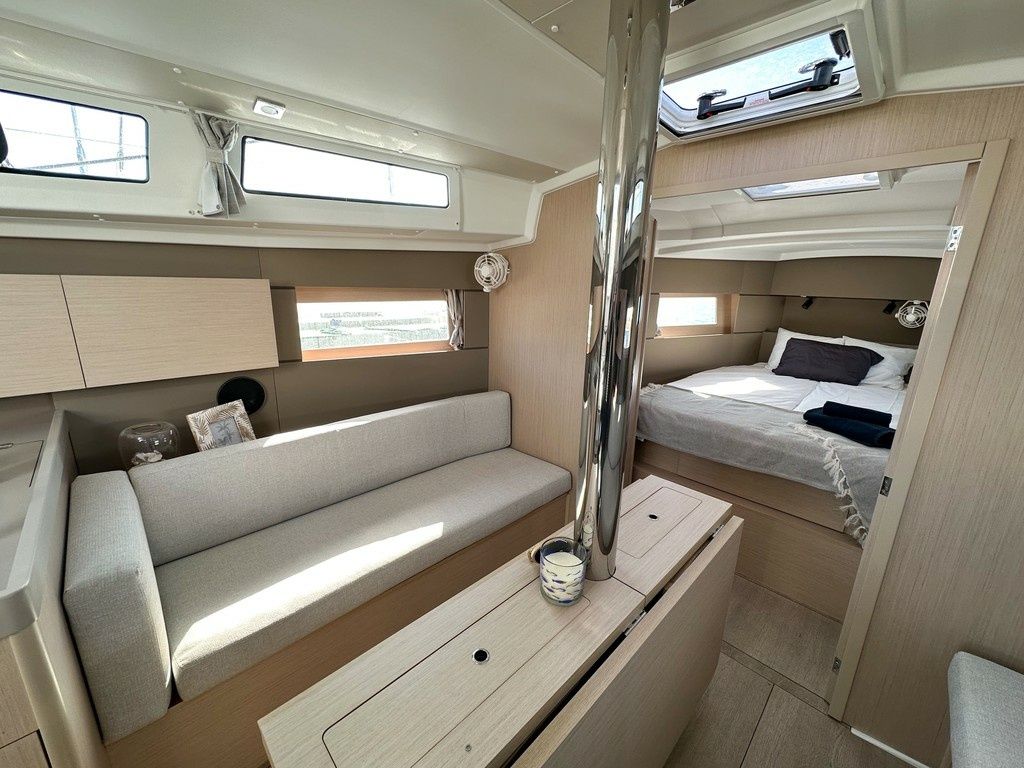 Beneteau Oceanis 38.1 | Triton