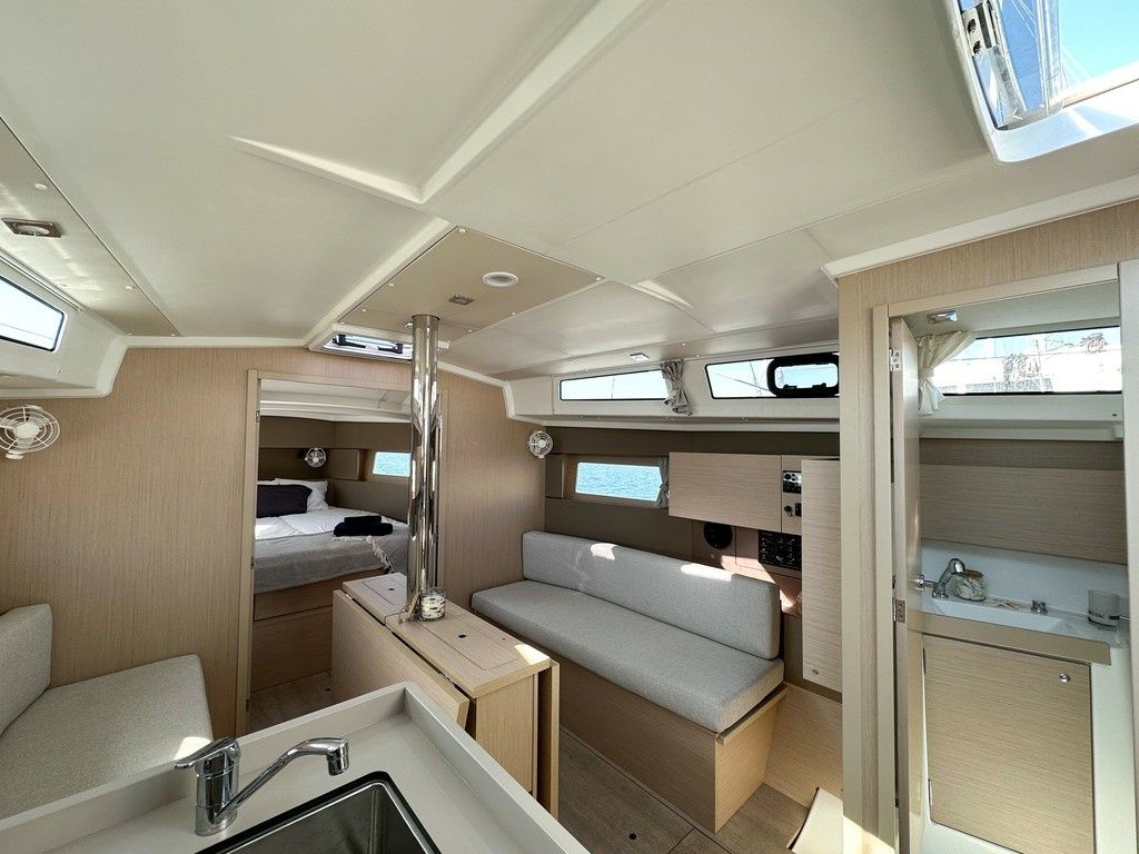 Beneteau Oceanis 38.1 | Triton