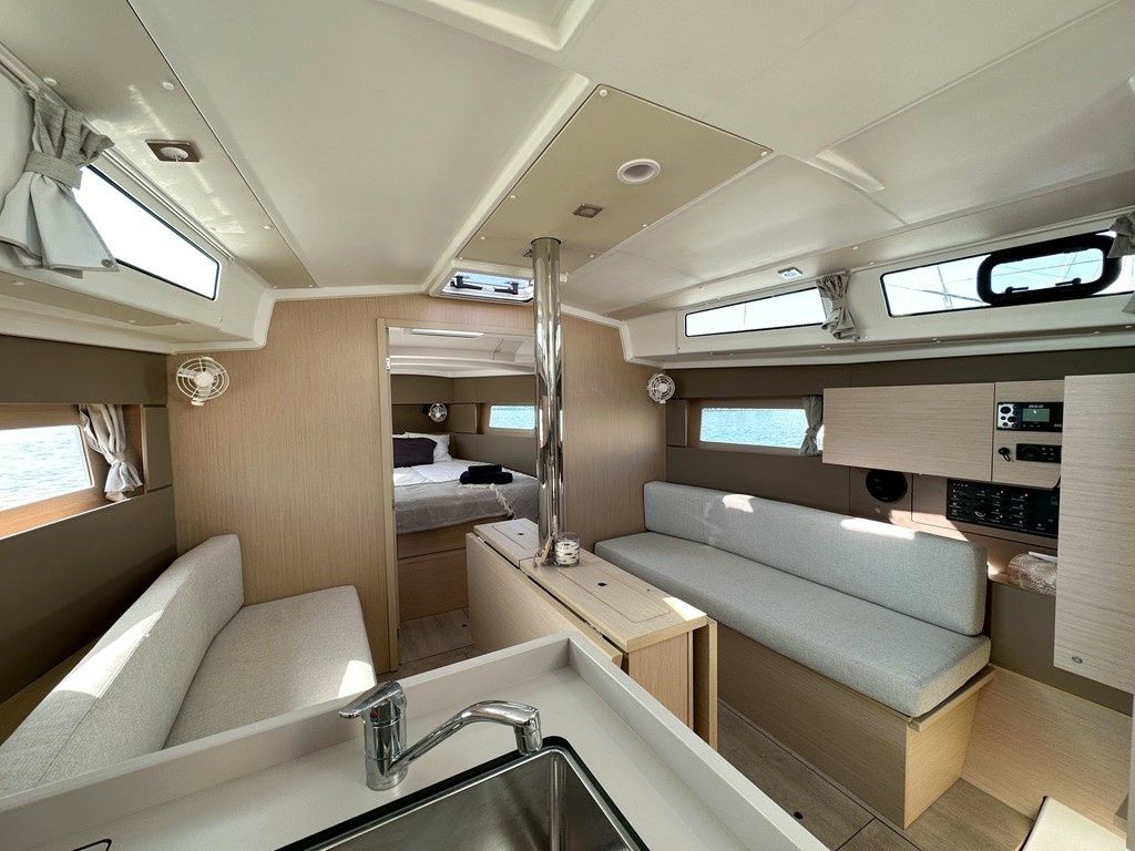 Beneteau Oceanis 38.1 | Triton