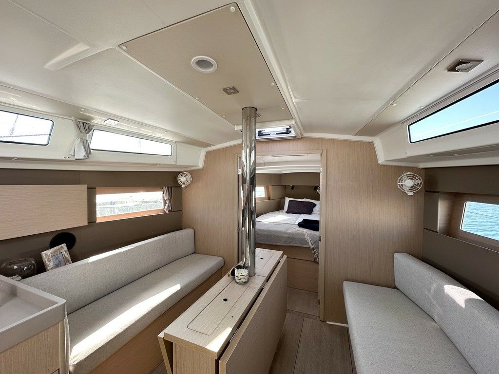 Beneteau Oceanis 38.1 | Triton