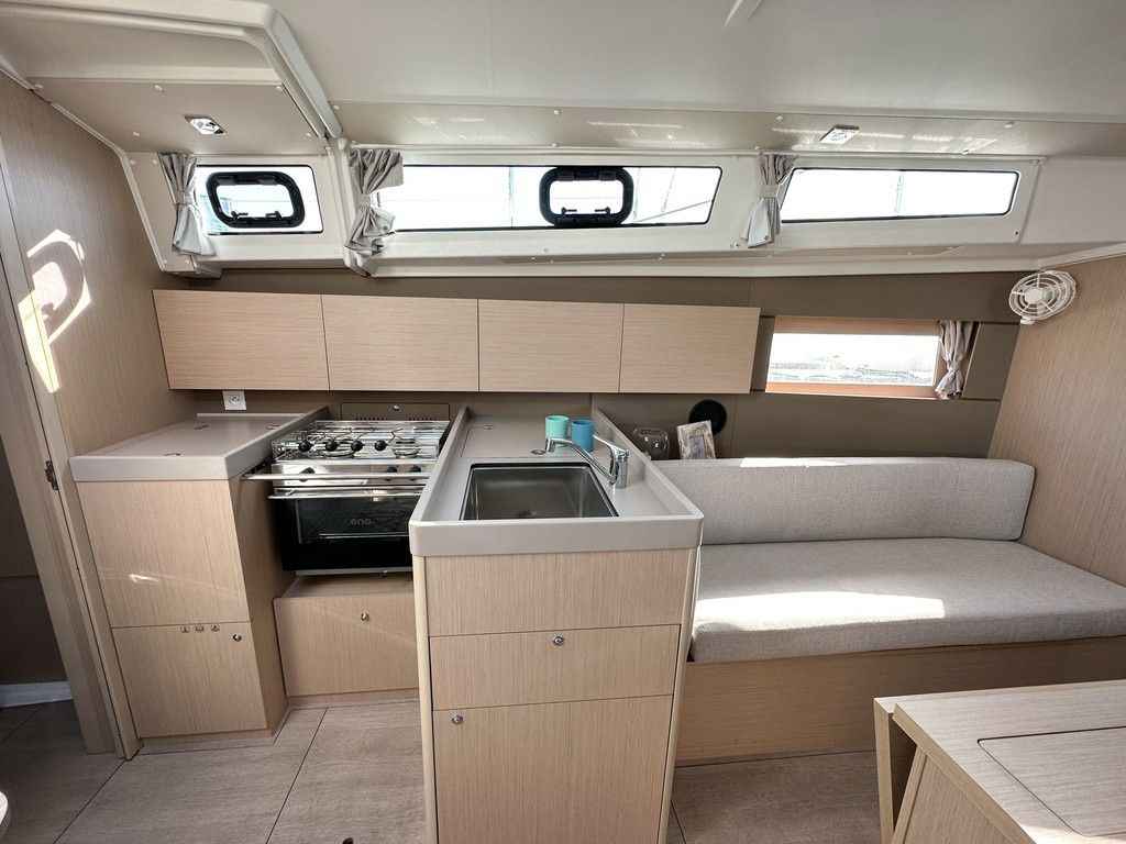 Beneteau Oceanis 38.1 | Triton